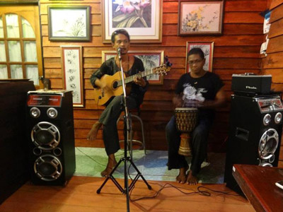 Chanon play guitar jam session on Koh Phangan